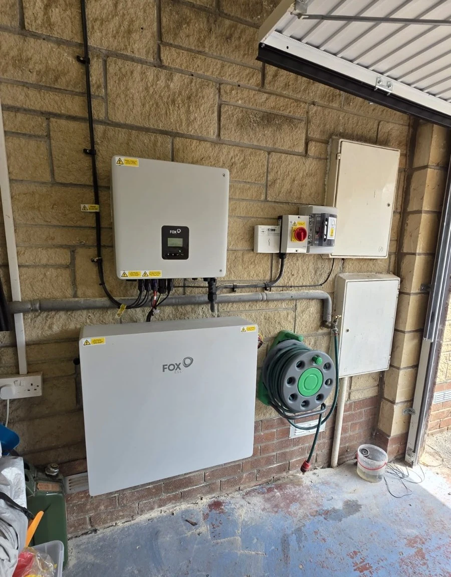 Fox ESS inverter and EP12 battery installed in a Newport garage